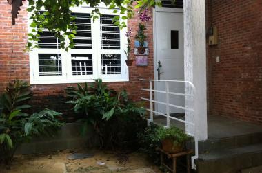 Cho thuê nhà 2 tầng có sân vườn đường Lê Tấn Toán, gần biển Phạm Văn Đồng