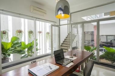 Bán nhà nguyên căn đường lớn khu C. DT: 8X20M. H Trệt 2 lầu. Gía: 36 tỷ