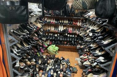 Chính chủ bán gấp Quầy kiot giày dép số 561 chợ Hàng Da, Hoàn Kiếm vị trí đẹp buôn bán cực có lộc