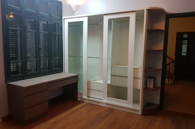 Bán nhà Giáp Bát, Hoàng Mai, diện tích 56m2, 5 tầng, giá 3.4 tỷ. LH 0984094326