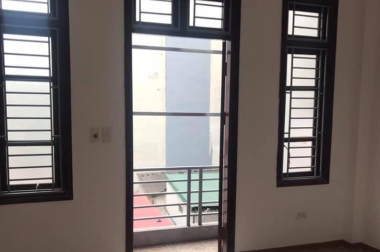 Chính chủ bán nhà Giáp Bát, 42m2, 4 tầng, mt 4.8m, giá 2.85 tỷ. LH: 0984094326