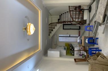 Bán nhà Nguyễn Văn Cừ 30m x 5 tầng, ô tô đỗ cửa, 2.9tỷ