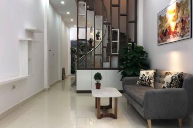 Bán nhà gấp. DT 35m2, gần đường lớn phố Định Công, oto đỗ cửa 5T, giá 3,2 tỷ. LH 0944090291