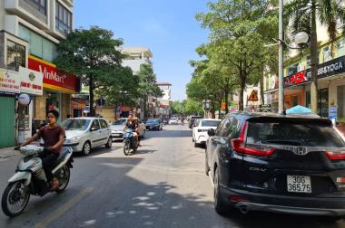 Bán 60m đất phố Nguyễn Sơn. Mt 4m. oto tránh, kinh doanh.