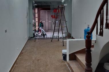Cho thuê nhà mặt  ngõ Lạc Long Quân.Dt 63m, 4 tầng, mt 6m. Giá 12tr/th.Liên hệ Ms Thu:0968.810.861