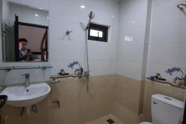 Nhỉnh 2 tỷ, Nhà mới 5 tầng 3PN, lô góc tại phường Thượng Thanh, quận Long Biên.