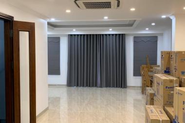 Mặt phố Nguyễn Đình Hoàn 60m x 5T giá trên 15 tỷ vỉa hè rộng 	