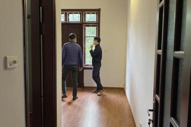 Cho thuê nhà mặt  ngõ Mạc Thái Tông .Dt 70m, 5 tầng, mt 5m . Giá 20tr/th.LH-0968.810.861