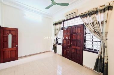 Bán nhà phố Trường Chinh, cách phố có 20m, đi lại giao thông cực kỳ thuận tiện. 42m2, 4 TỶ HƠN