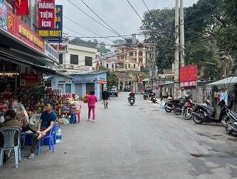 Đón sóng hầm Cửa Lục, tôi cần bán nhà 3 tầng trung tâm khu du lịch Bãi Cháy, chỉ 150m ra đến biển.