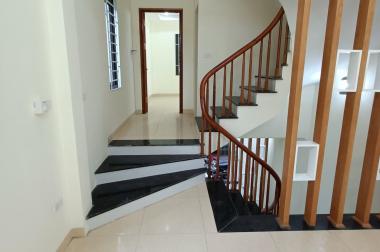 CC bán nhà 36m2 x 3 tầng Đồng Mai ô tô đỗ cổng cực hiếm.