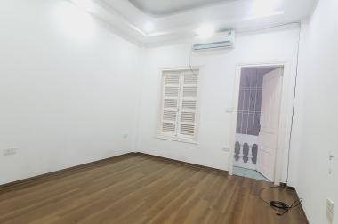 Bán nhà Tôn Thất Tùng, 45m2x6t thang máy, lô góc, cách phố 50m, ngõ thông kinh doanh