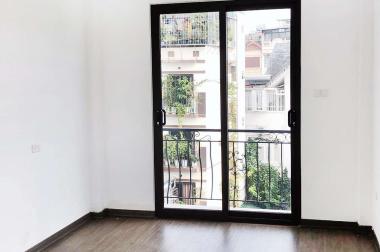 Bán nhà Phố Hồng Tiến, Bồ Đề, oto đỗ cửa, 30m2x 5 tầng, 3.85 tỷ