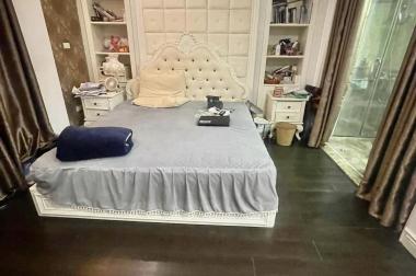 Cần bán gấp nhà Đường Láng 49m2 MT 5.3m nhà đẹp ở ngay Gara