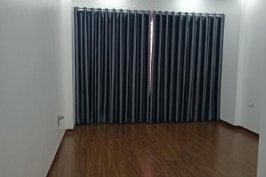 Cần bán gấp căn nhà cực đẹp ở Phố Trạm, 30 m2, 5T, giá chỉ 3,5 tỷ.