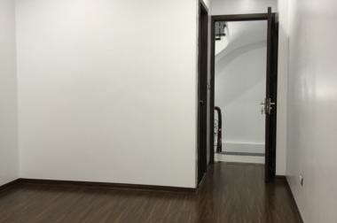Cần bán gấp căn nhà cực đẹp ở Phố Trạm, 30 m2, 5T, giá chỉ 3,5 tỷ.