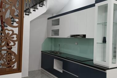 Cần bán gấp căn nhà cực đẹp ở Phố Trạm, 30 m2, 5T, giá chỉ 3,5 tỷ.