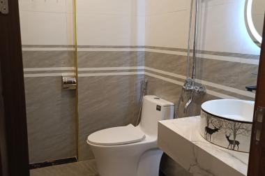 Cần bán gấp căn nhà cực đẹp ở Phố Trạm, 30 m2, 5T, giá chỉ 3,5 tỷ.
