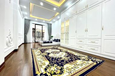 Gia đình cần bán nhà Vương Thừa Vũ  DT 35m2 , 6 tầng , MT 3.95m giá 5,15 tỷ  LH 0989129838