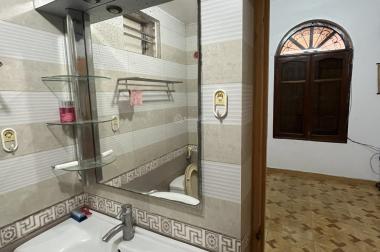 Chính chủ bán nhà riêng 65m2 sổ đỏ chính chủ. Số nhà 11A ngách 165/45, ngõ 165 đường Cầu Giấy, Hà