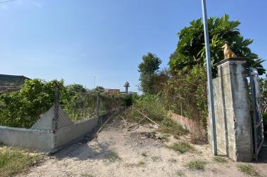 Bán thửa đất 2 mặt tiền 273.8 m2 gần sân banh Gia Bình, UBND, dài 65m.