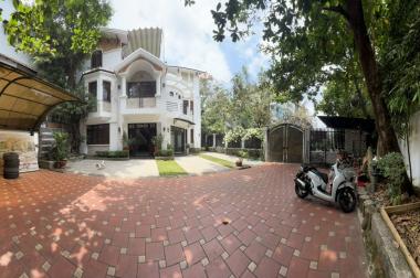 Cho thuê villa sân vườn rộng 400m2 3 lầu 4pn đường nội bộ Nguyễn Văn Hưởng.71tr