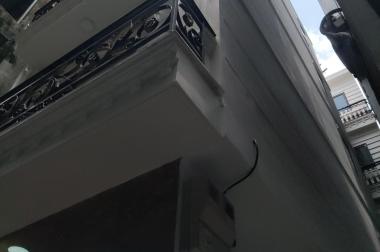 Chính chủ bán gấp căn nhà phố Trần Duy Hưng dt 40 m2 x 5 t sân cổng riêng giá 5 tỷ. 