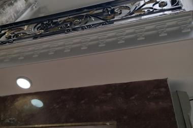 Chính chủ bán gấp căn nhà phố Trần Duy Hưng dt 40 m2 x 5 t sân cổng riêng giá 5 tỷ. 