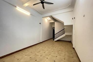 Nhà  Giải Phóng 110m x 4 tầng, mt: 5m, sát hồ, vỉa hè, kinh doanh