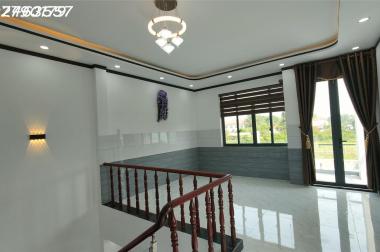 Nhà tặng thiết kế bên trong đẹp lung linh, giá cực kỳ thích hợp!