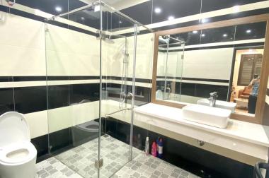  Bán gấp nhà phố Xuân Thủy quận Cầu Giấy 52m 5T giá hơn 5 tỷ.