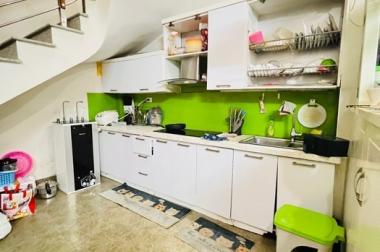 Bán nhà Quận Cầu Giấy 4 tầng, ngõ rộng, 72m2 MT 4m. Giá 6 tỷ từ nhà ra phố khoảng 100m