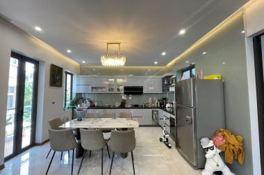 nhà đẹp lô góc Long Biên, 95m x 4 tầng, mặt tiền 9.3m, gara ôtô, full nội thất