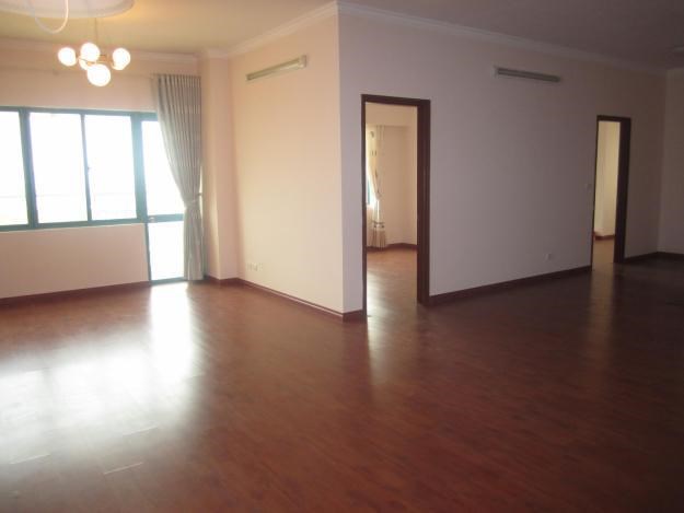 Cho thuê chung cư 165 Thái Hà 105m2 nội thất cơ bản, giá thuê 11 triệu/tháng