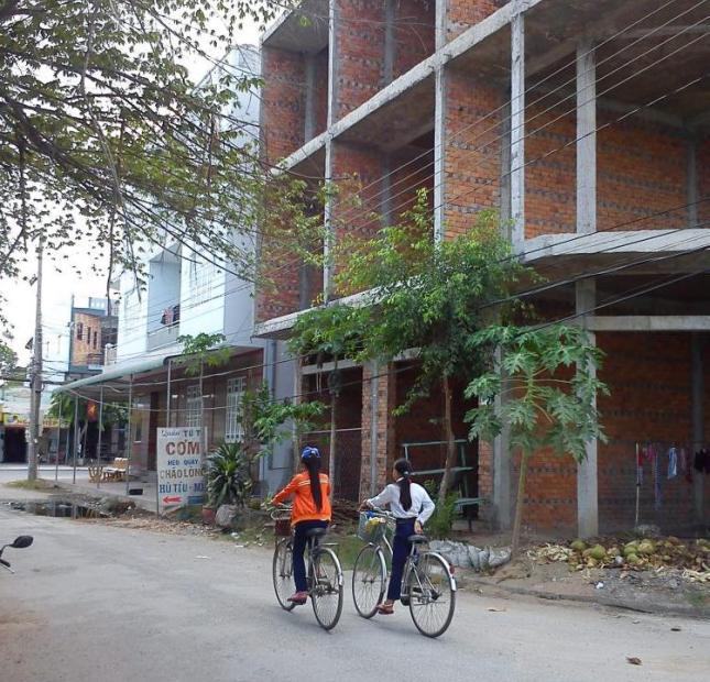 Bán nhà xây thô, liên kề 1 trệt, 2 lầu, đường 7m, lô A, cụm dân cư trung tâm xã Vĩnh Thạnh