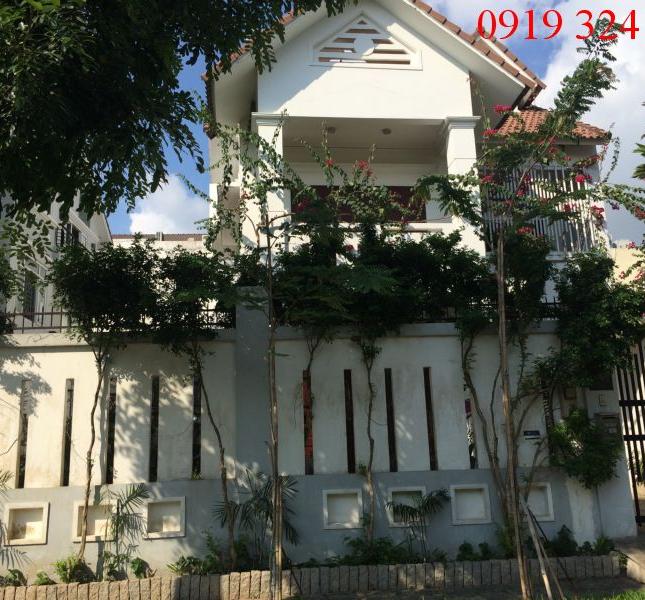 Cho thuê villa đường Nguyễn Văn Hưởng, Thảo Điền, diện tích sử dụng: 2400m2. Giá 50 triệu/ tháng