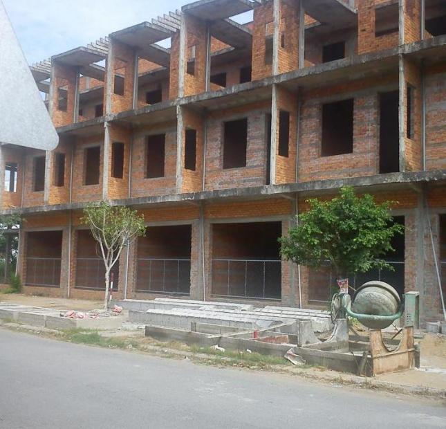 Bán nhà xây thô 1 trệt, 2 lầu tại ngã 5 xã Tân Thành