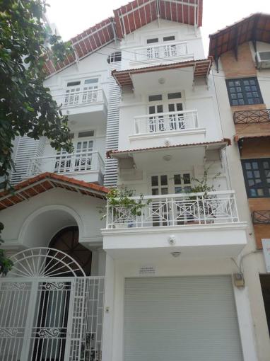 Bán nhà 2 lầu, đường Nguyễn Lương Bằng, Q7, Dt: 10m x 25m, giá: 17 tỷ