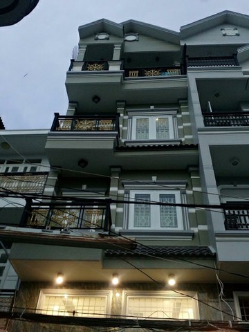 Nhà 3 tầng 5PN, vị trí đẹp gần đường Nguyễn Văn Linh và Huỳnh Tấn Phát