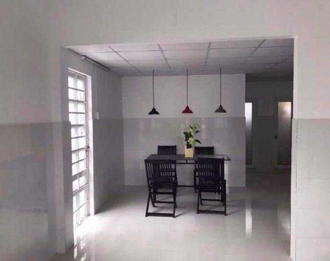 Bán nhà mới xây có 2PN, 100m2, giá 700tr gần khu du lịch ở Hóc Môn, SHR