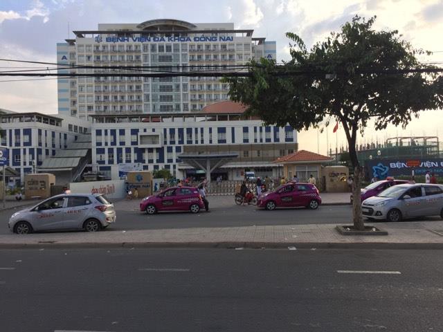 Cho thuê mặt bằng đường Đồng Khởi đối diện bệnh viện đa khoa Đồng Nai, diện tích 429m2