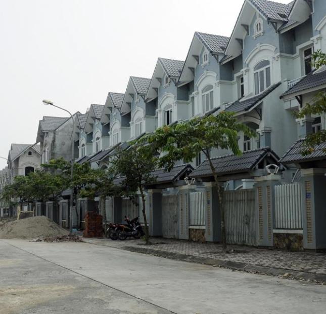 Nhà xây sẵn trong khu đô thị bao quanh là các khu công nghiệp Đức Hòa, Hóc Môn, Tân Bình, Củ Chi
