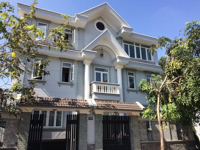 Cho thuê villa Tống Hữu Định, 73.5 triệu/th, có hồ bơi, sân vườn.