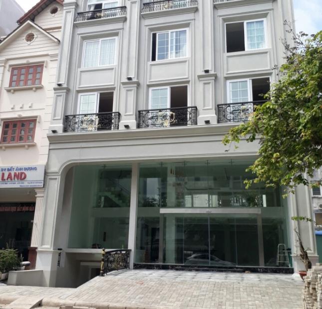 Khách sạn 2 sao Phú Mỹ Hưng có 26 phòng, thang máy và hầm sắp hoàn thiện nội thất