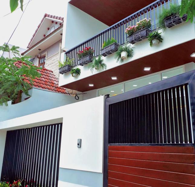 Cho thuê căn villa 2 tầng, đường 5.5m, Bà Huyện Thanh Quan, lề 3m