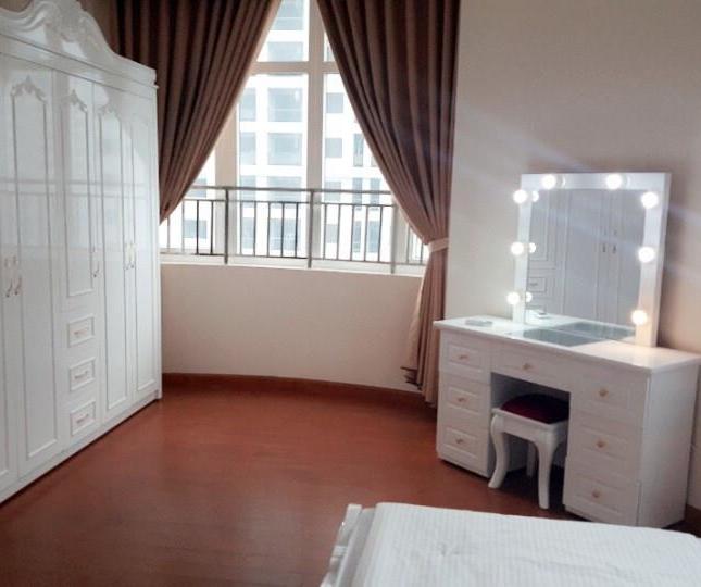 Cho thuê chung cư Thăng Long Yên Hòa, 3 phòng ngủ, căn góc, đồ cơ bản chính chủ
