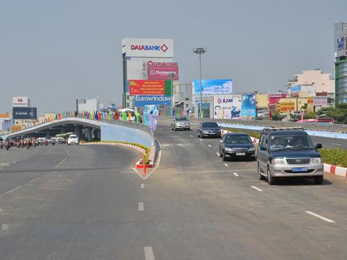 Nhượng lại lô góc 2 mặt tiền đường Bưng Ông Thoàn, Phú Hữu Quận 9, thuận tiện kinh doanh