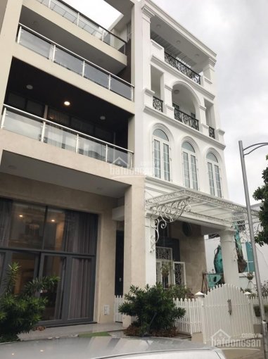 Chủ đi nước ngoài cần cho thuê gấp khách sạn Phú Mỹ Hưng, Quận 7, đường lớn, phòng rất đẹp
