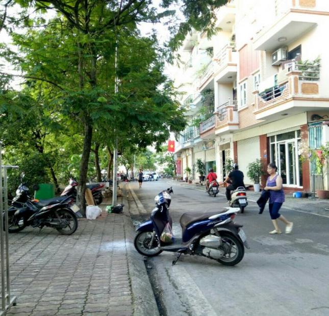 Bán nhà mặt Hồ Tây, đường Yên Hoa, gần khách sạn Thắng Lợi, giá rẻ