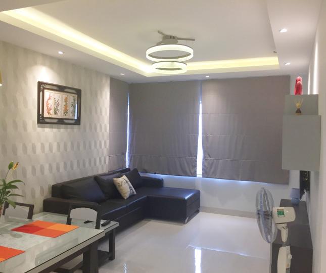 Cần chuyển nhượng lại căn hộ Sunrise City, 2PN, giá 3.7 tỷ tặng nội thất, liên hệ 0909037377